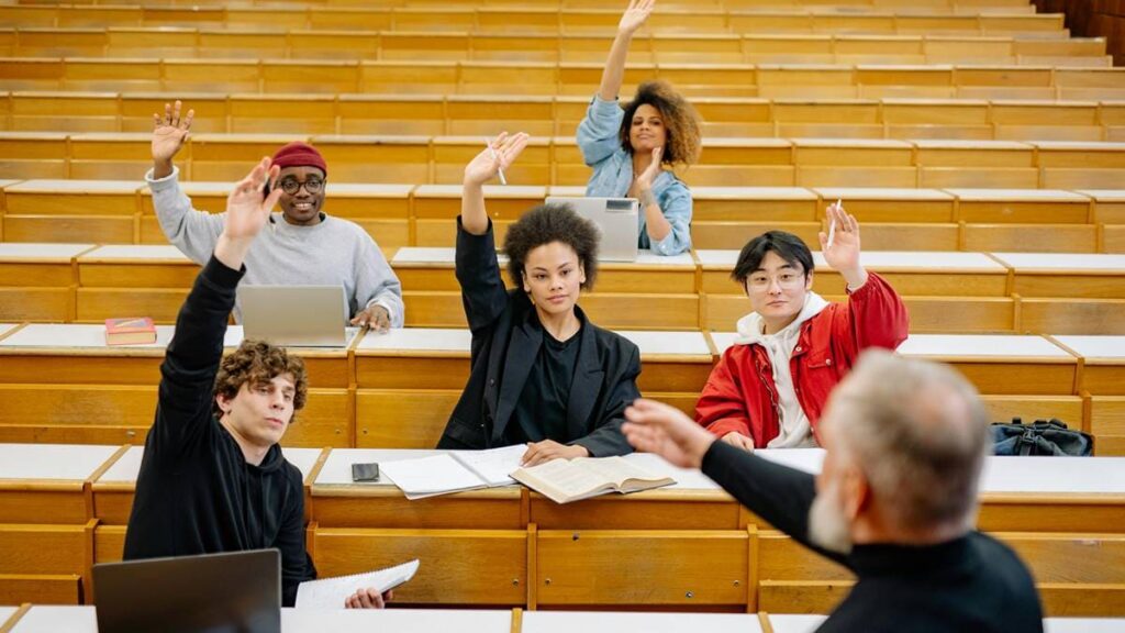 cómo conseguir media beca en utesa