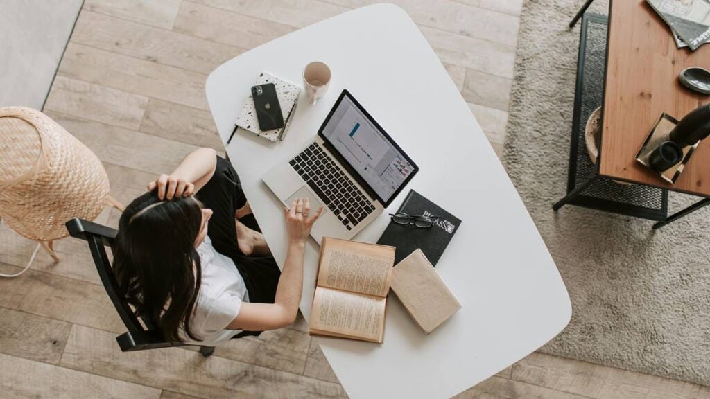 cómo estudiar y trabajar al mismo tiempo sin agotarte